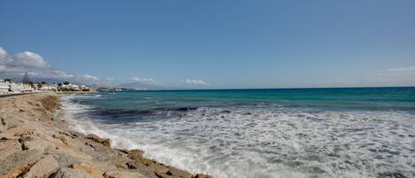 Ubicación cercana a la playa y tumbonas