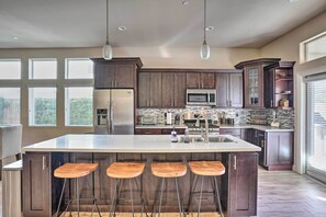 Fridge, microwave, stovetop, dishwasher