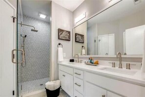 Bathtub, hair dryer, towels, shampoo