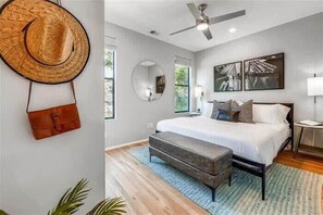 4 bedrooms, desk, iron/ironing board, travel cot - New, Luxury Home| Private Roof Deck (Nashville)