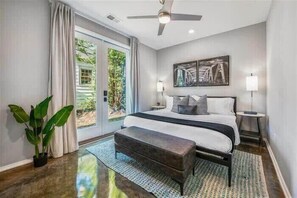 4 bedrooms, desk, iron/ironing board, travel cot - New, Luxury Home| Private Roof Deck (Nashville)