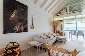 Smart TV, books - OceanFront Apartment, newly renovated (2021) (Kralendijk)