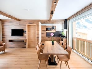 Comfort-Apartment | Essbereich im Zimmer
