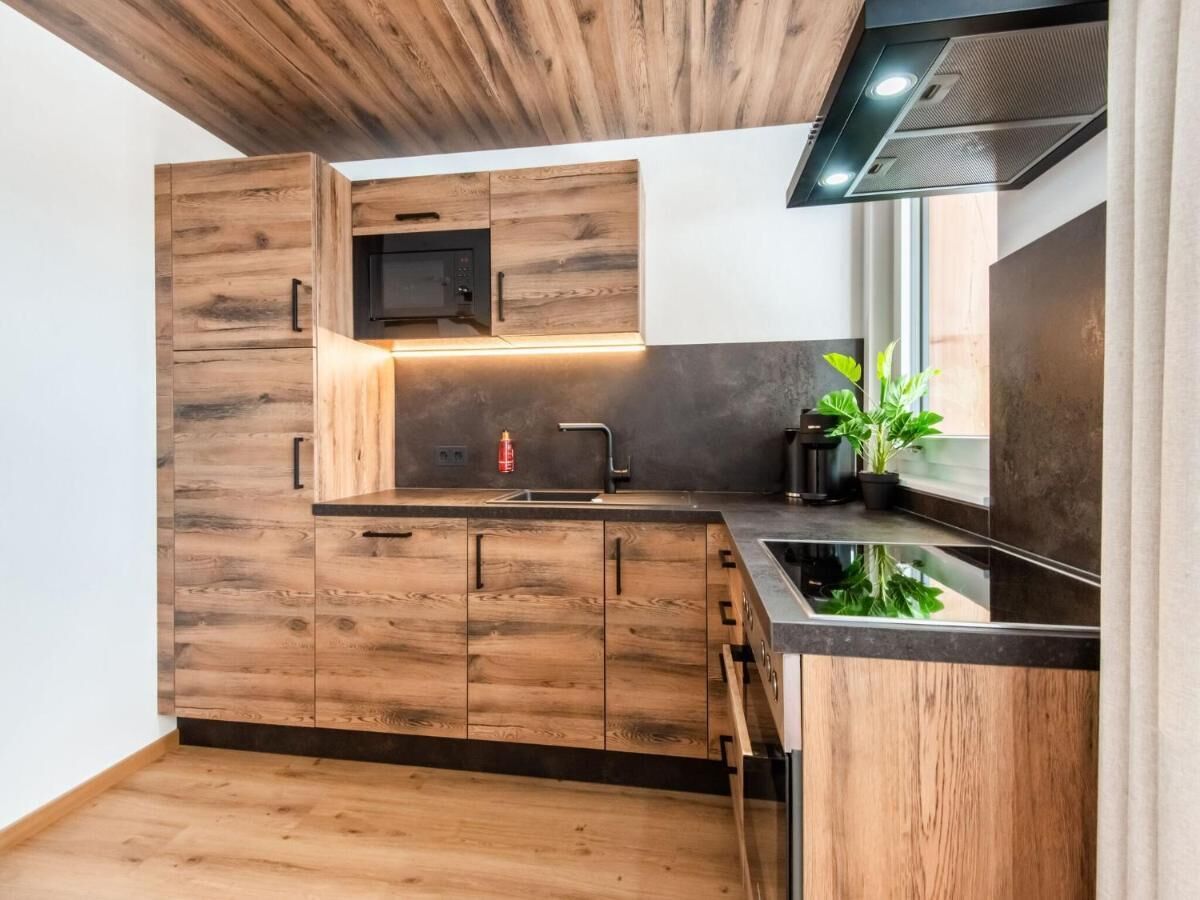 Full-size fridge, oven, stovetop, dishwasher
