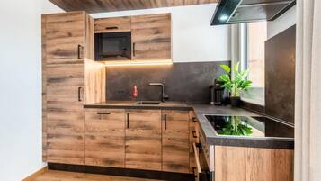 Full-size fridge, oven, stovetop, dishwasher
