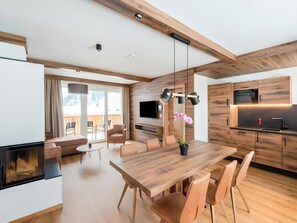 Deluxe Penthouse | Living room | 50-inch flat-screen TV with cable channels, TV - Aparthotel Golden Lodges Rauris (Rauris)