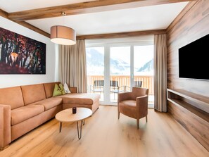 50-inch flat-screen TV with cable channels, TV - Aparthotel Golden Lodges Rauris (Rauris)