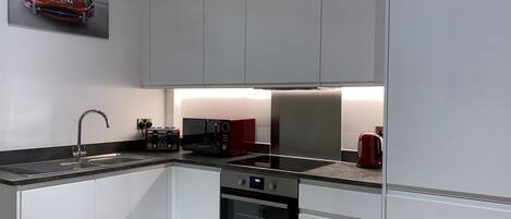 Køleskab, mikrobølgeovn, ovn, kogeplade