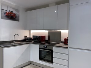 Kühlschrank, Mikrowelle, Ofen, Herdplatte