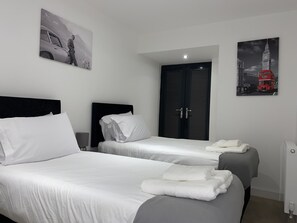 1 Schlafzimmer, Schreibtisch, Bügeleisen/Bügelbrett, Reisekinderbett