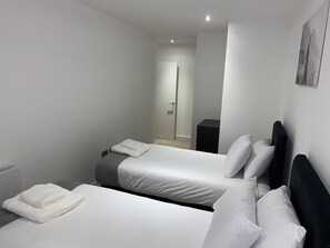 1 quarto, escrivaninha, ferros/tábuas de passar roupa, berço de viagem