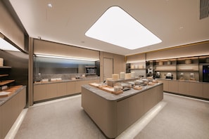 Una cocina moderna con una isla central, electrodomésticos integrados y un diseño elegante.
