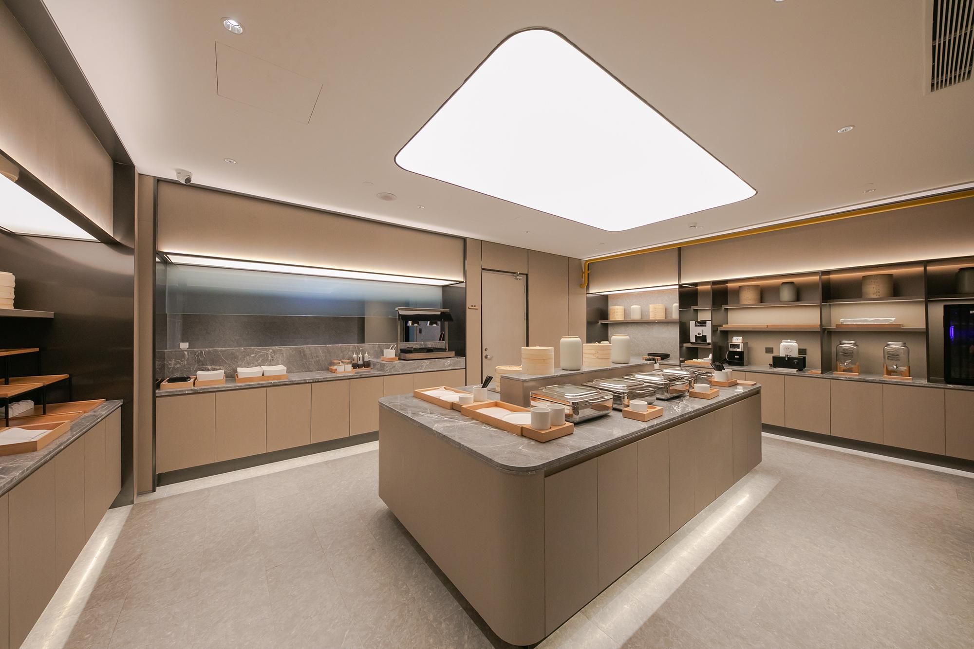 Una cocina moderna con una isla central, electrodomésticos integrados y un diseño elegante.