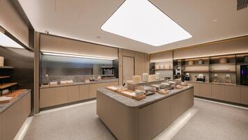 Una cocina moderna con una isla central, electrodomésticos integrados y un diseño elegante.