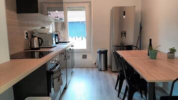 Réfrigérateur, micro-ondes, four, plaque de cuisson