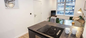 Stylish 1BR Bolton Apt near Rail & Centre