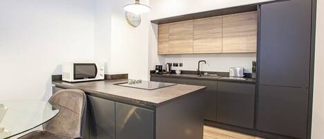 Refrigerador, microondas, horno y parrilla de estufa