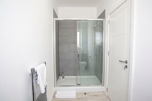 Douche, articles de toilette gratuits, sèche-cheveux