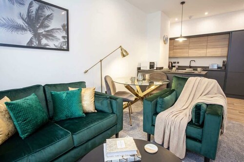 Stylish 1BR Bolton Apt near Rail & Centre