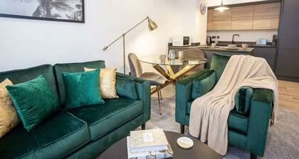 Stylish 1BR Bolton Apt near Rail & Centre