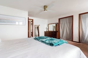 3 bedrooms, free WiFi, bed sheets - Lake Living w/ Salt Water Hot Tub (Lansing)