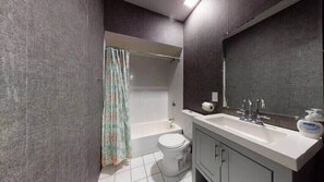 Shower, hair dryer, towels, shampoo - Hip and Chic Studio Awaits Your Stay!! (Boston)