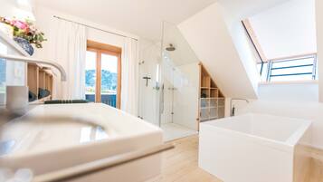 Badewanne, Haartrockner, Bidet, Seife