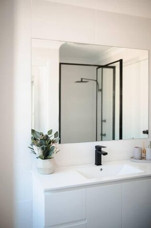 Bathtub, hair dryer, towels - Seagrass (Culburra Beach)