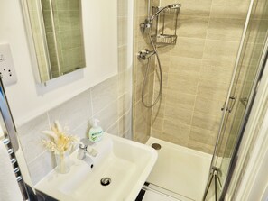 City House | Bathroom | Hair dryer, towels, soap, shampoo - SA Today Taunton Fibre Wi-Fi Netflix (Taunton)