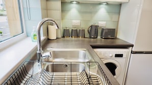 City House | Private kitchen | Microwave, oven, dishwasher, toaster - SA Today Taunton Fibre Wi-Fi Netflix (Taunton)