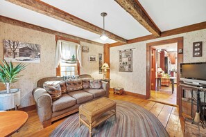 Smart-TV, peis, DVD-spiller og kontorer