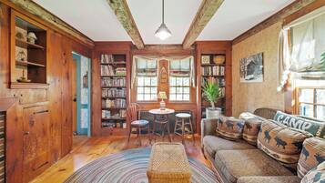 Smart TV, fireplace, DVD player, offices
