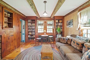 Smart TV, fireplace, DVD player, offices