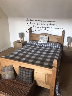 5 bedrooms, iron/ironing board, free WiFi, bed sheets - Lovely 5-bed House in Laurencekirk (Laurencekirk)