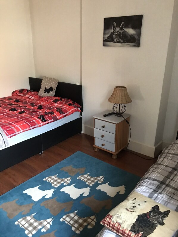 Casa, varias camas | 5 habitaciones, tabla de planchar con plancha y wifi gratis 