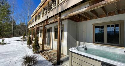 Hiking, incredible mountain views, hot tub, and a chef's kitchen!