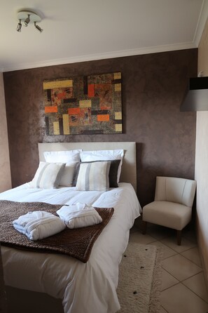 1 chambre, fer et planche à repasser, lit de bébé portatif