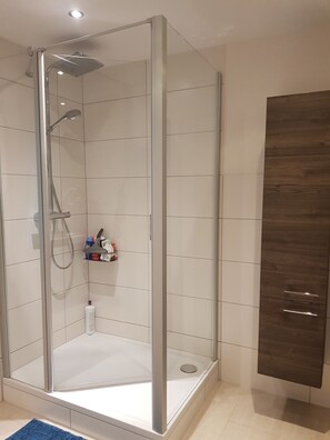 Badewanne, Haartrockner, Handtücher, Seife