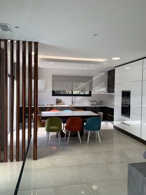 Fridge, microwave, oven, stovetop - Magnificent villa with private pool (monticello)