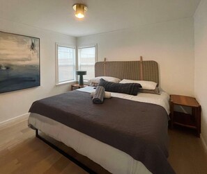 Tabla de planchar con plancha, wifi y ropa de cama 