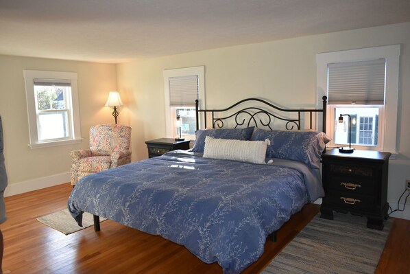 3 bedrooms, desk, iron/ironing board, travel cot