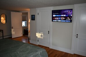 3 bedrooms, desk, iron/ironing board, travel cot