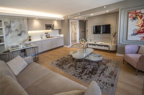 Superior Suite, 1 King Bed, Non Smoking, City View | Private kitchenette | Mini-fridge, microwave, stovetop, coffee/tea maker - Valente Suites & Hotel (Istanbul)