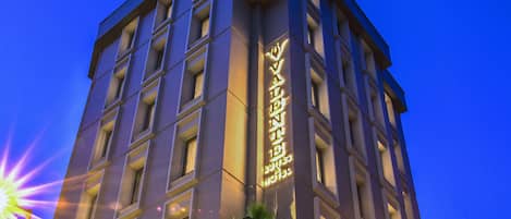 Overnatningsstedets facade – aften/nat