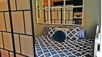 1 dormitorio, tabla de planchar con plancha, wifi y ropa de cama