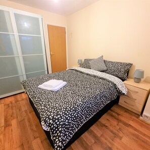 Departamento, 1 cama Queen size | 1 habitación, tabla de planchar con plancha, wifi gratis y ropa de cama