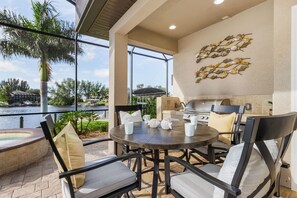 Outdoor dining - STUNNING Waterfront Views with Infinity Pool & Spa - Casa del Sol - Roelens Vacations (Cape Coral)