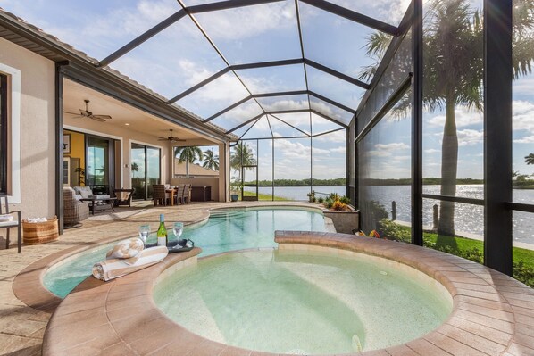A heated pool - STUNNING Waterfront Views with Infinity Pool & Spa - Casa del Sol - Roelens Vacations (Cape Coral)