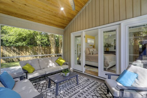 5 Bedroom home with Large Pool. 5 minute walk from Ocean. STR# 043892