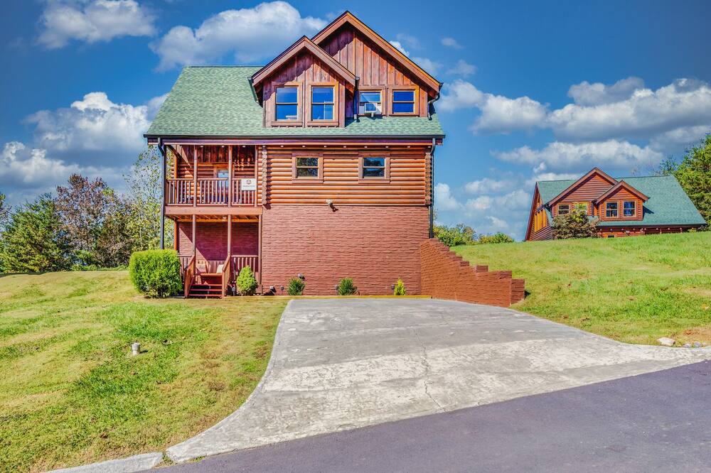 9-Hole Mini Golf +3 King Suites +Amazing Location!